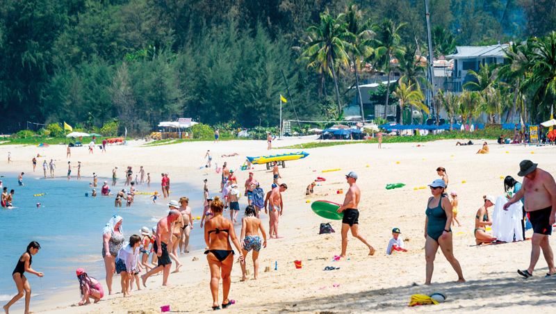 歐美觀光客喜歡在泰國普吉島的沙灘享受時光，10月泰國重啟國境後，這些旅客可能會前往該地「避冬」。